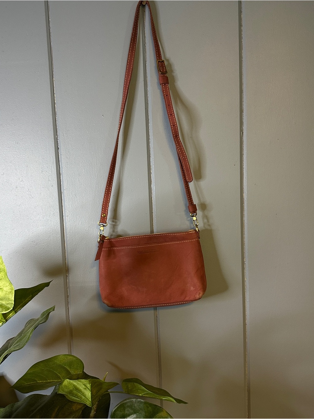Portland Leather Goods Poppy Purse Leather Crossbody in red/cranberry/rust